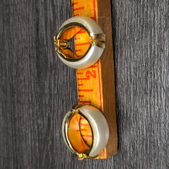 Vintage 60s Faux Pearl & Gold Tone Hoop Hinged Earrings Mid Century Estate - Picture 7 of 7